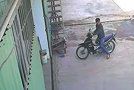 Thanh niên vờ đi tiểu 3 lần để trộm xe máy bên đường